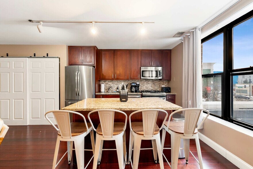 Building Photo - 1600 N Halsted St