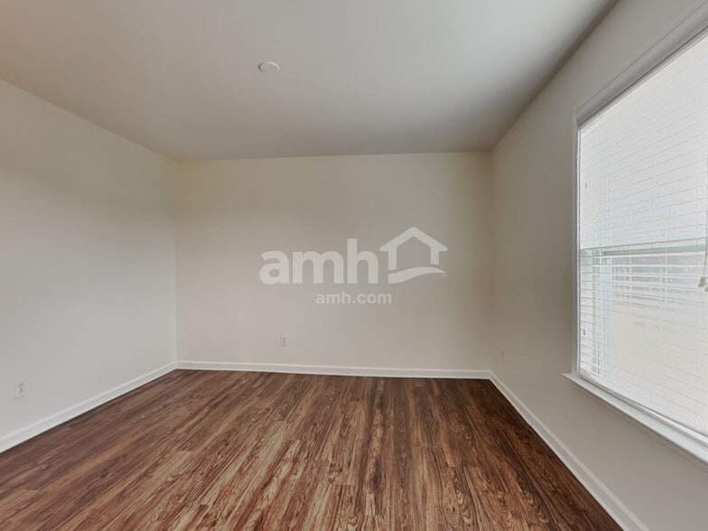 Building Photo - 11622 Village Pond Dr