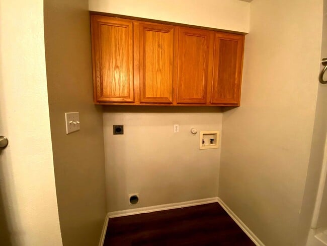 Building Photo - *Move in Special* 2 Bedroom / 1 Bath **Cozy Unit in Pleasanton** w/ Covered Carport! *Refrigerato...