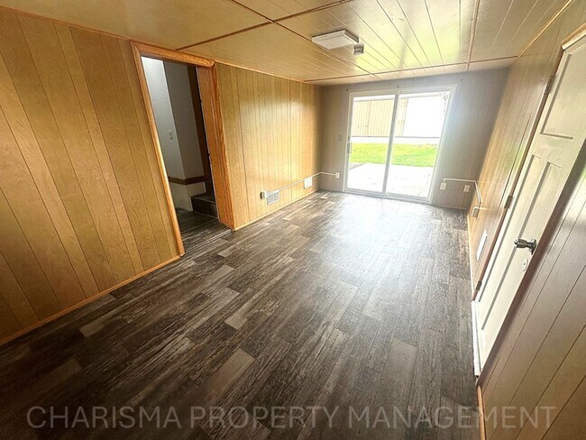 Building Photo - Spacious 2 Bedroom, 1.5 Bath Home, Newly U...
