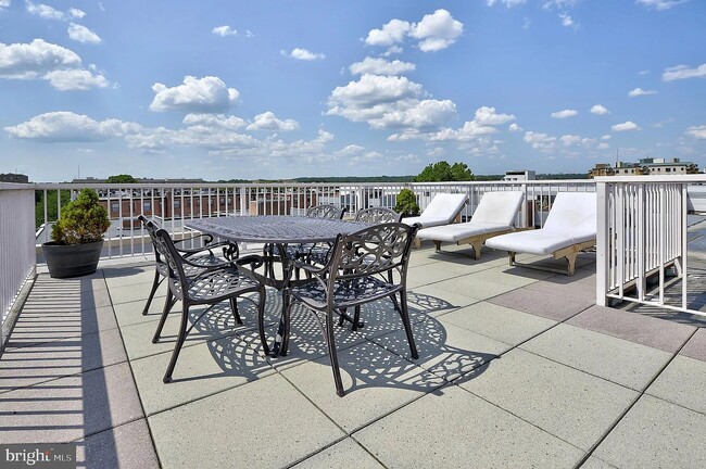 Building Photo - 1417 Newton St NW