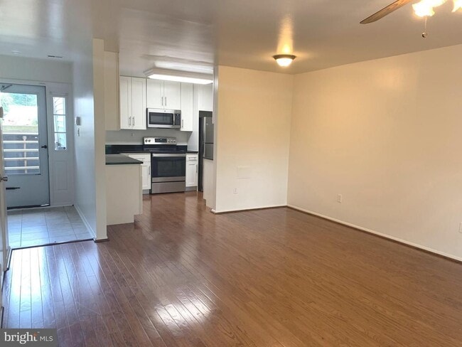 Building Photo - Beautifully updated 2 bd 1 bth patio level condo backing to open area.