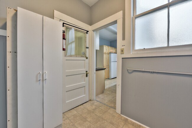 Building Photo - Baker Street 2753-55