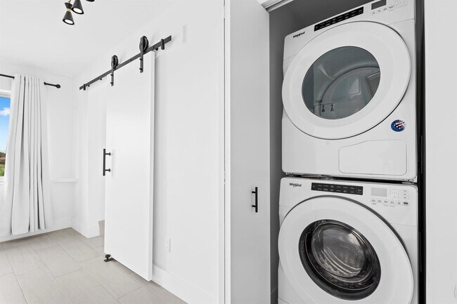 Building Photo - 877 NE 195th St