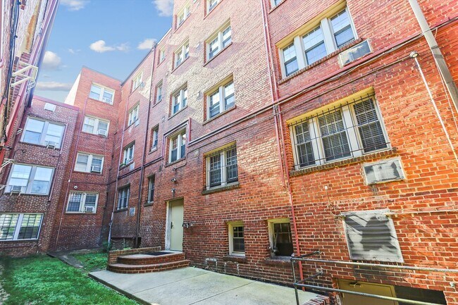 Building Photo - 3028 Wisconsin Ave NW