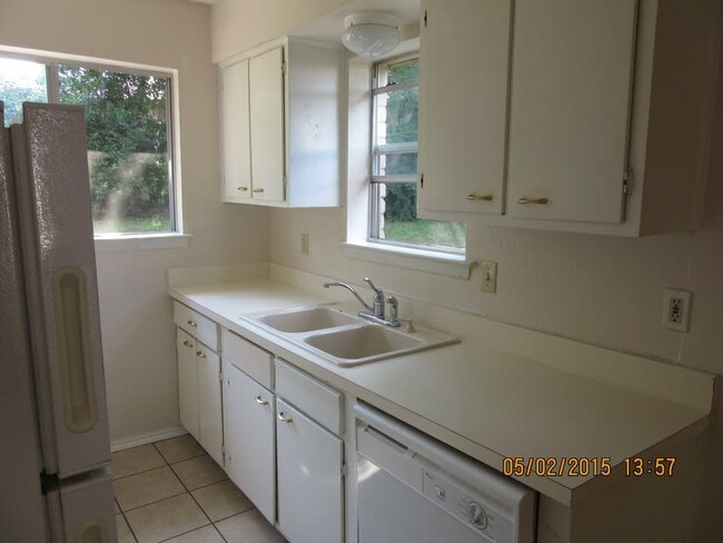 Building Photo - 1604 White Oak Ct