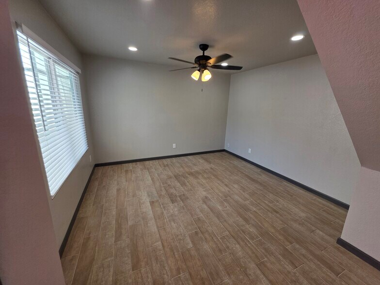 Building Photo - 1749 E Pepper Cir