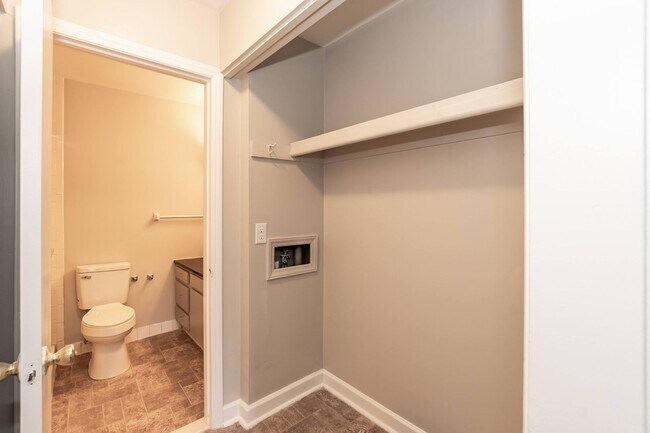 Building Photo - Two Bedroom Home!