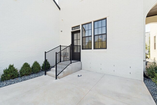 Building Photo - Townhome 2 bed 2.5 bath "The Mid-Mod" in the Heart of Selah