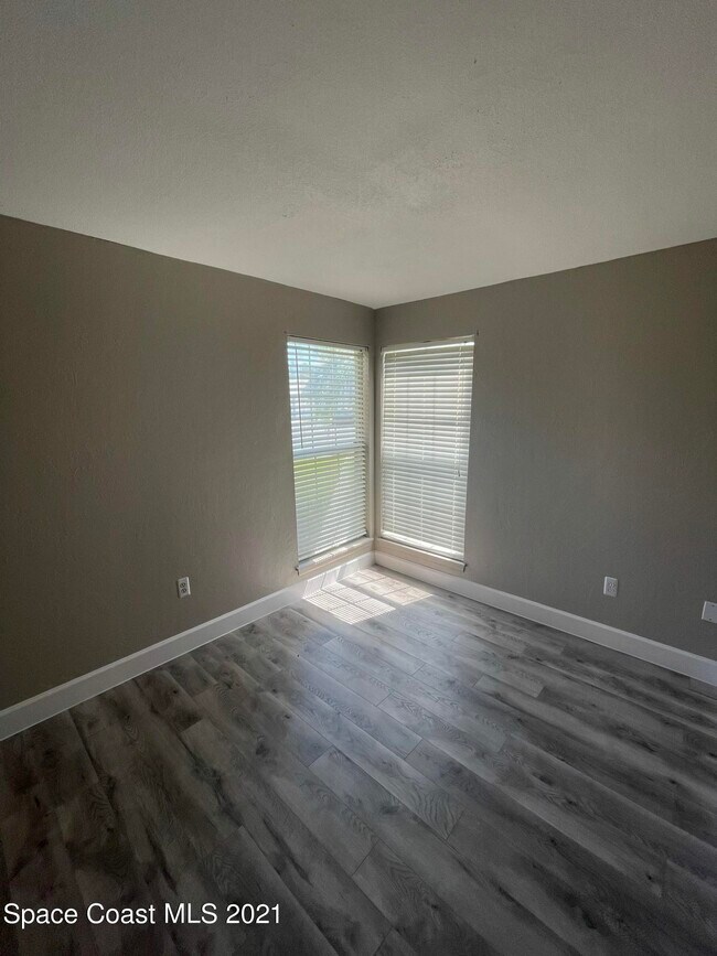 Building Photo - 4610 Lake Waterford Way