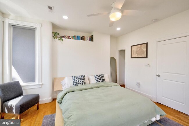 Building Photo - 1214 Linden Pl NE