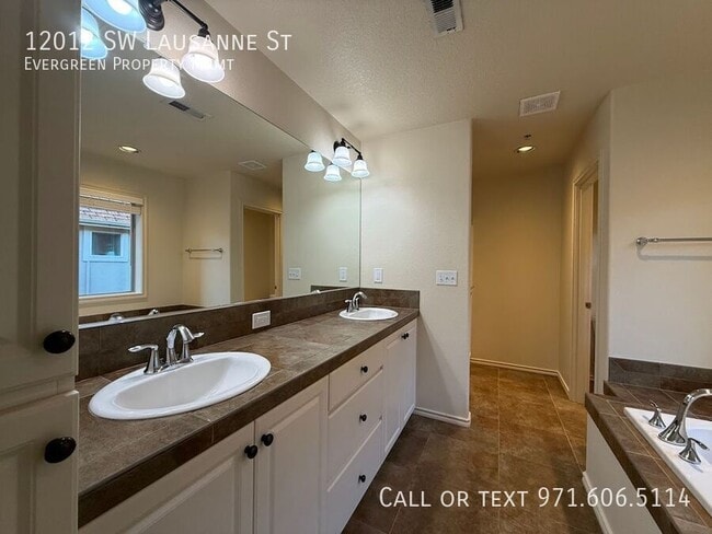 Building Photo - 12012 SW Lausanne St