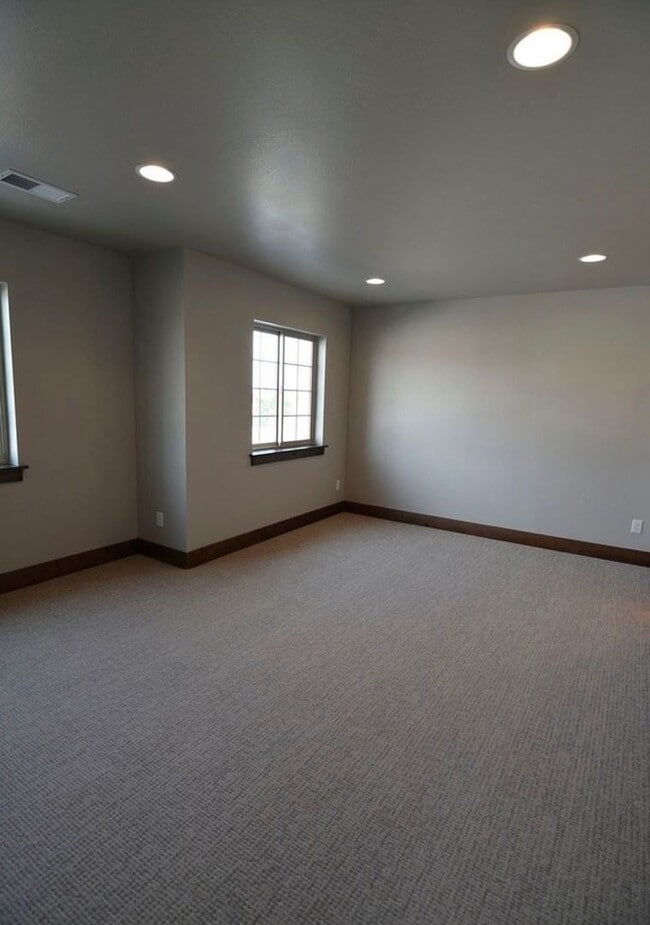 Building Photo - End Unit 3 Bedroom 2.5 Bathroom Condo