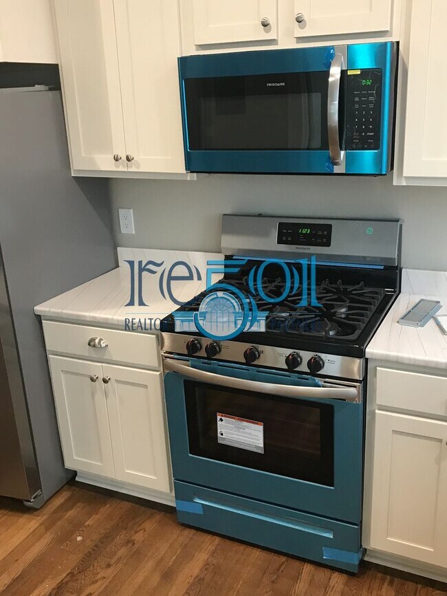 Building Photo - *New Price*  Newly Renovated Immaculate Co...