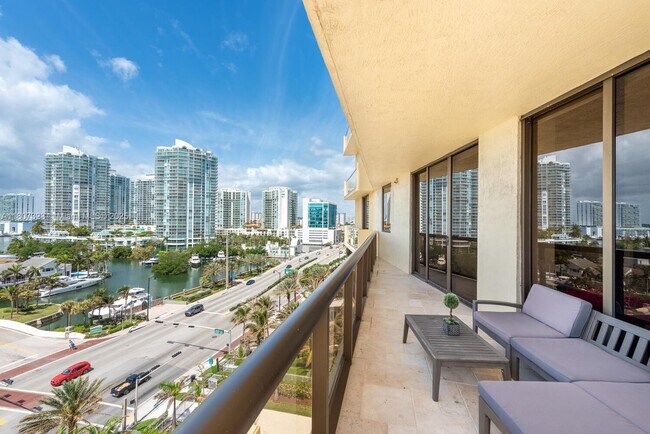 Building Photo - 16275 Collins Ave