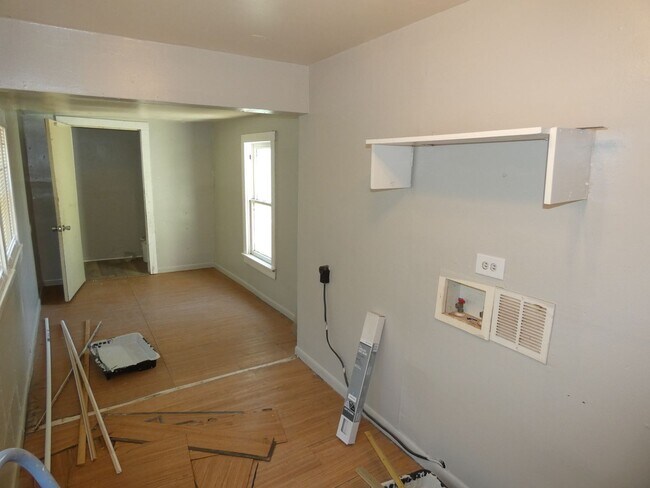 Building Photo - 3 bedroom, 2 bath
