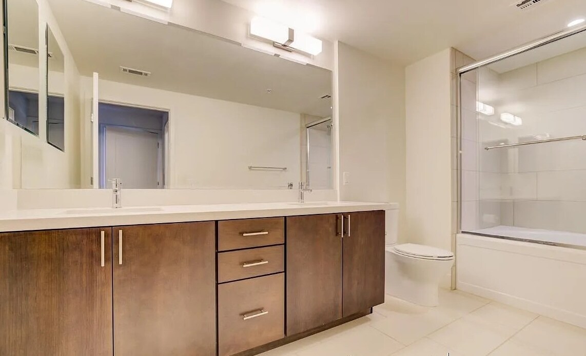 MBR Bath - 1000 Dewing Ave