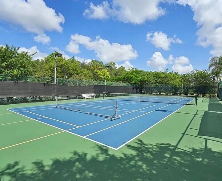 Building Photo - 1865 Florida Club Dr