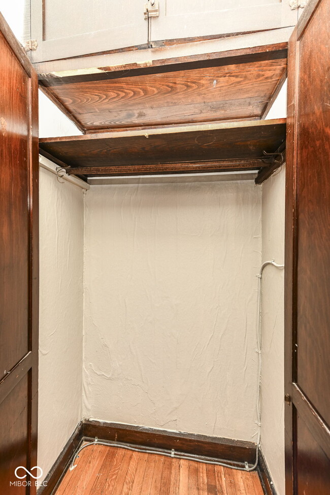 Building Photo - 590 Woodruff Pl W Dr