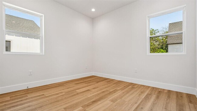 Building Photo - 102 W Fawnridge Dr