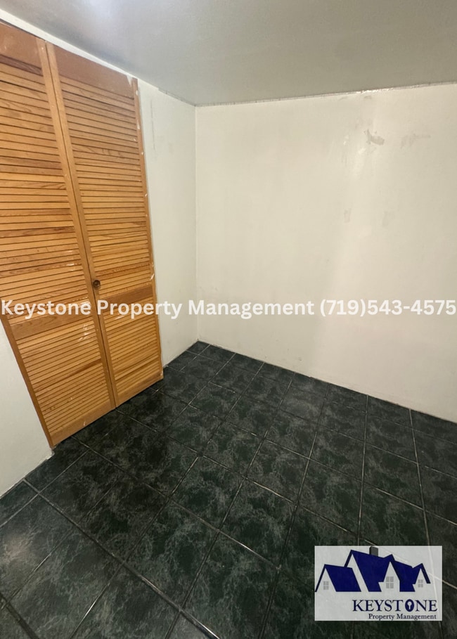 Building Photo - Centrally Located - 3 Bedroom/1.5 Bath Hou...
