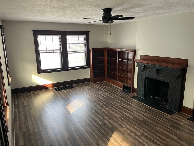 living room - 162 Montvale Ave