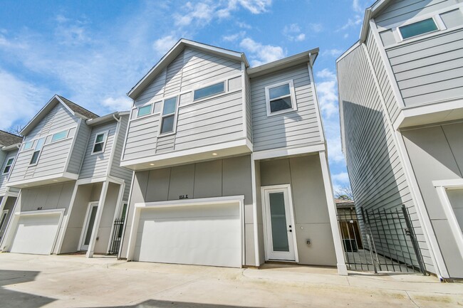 Building Photo - 853 Mansfield St