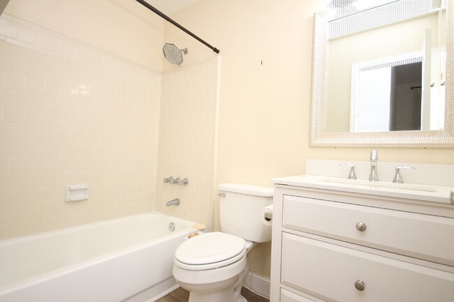 Building Photo - Charming Renovated 3/2 Cottage with Granit...
