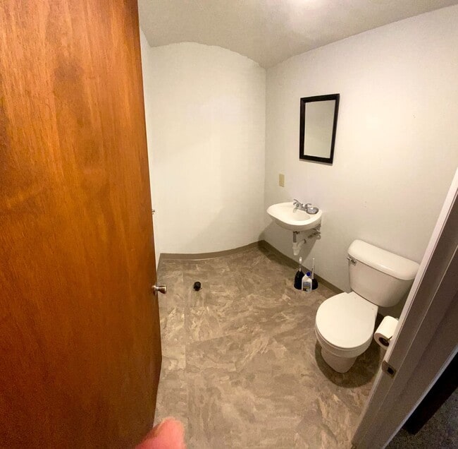 Building Photo - 4 Bedroom 1.5 Bath House with Washer and D...