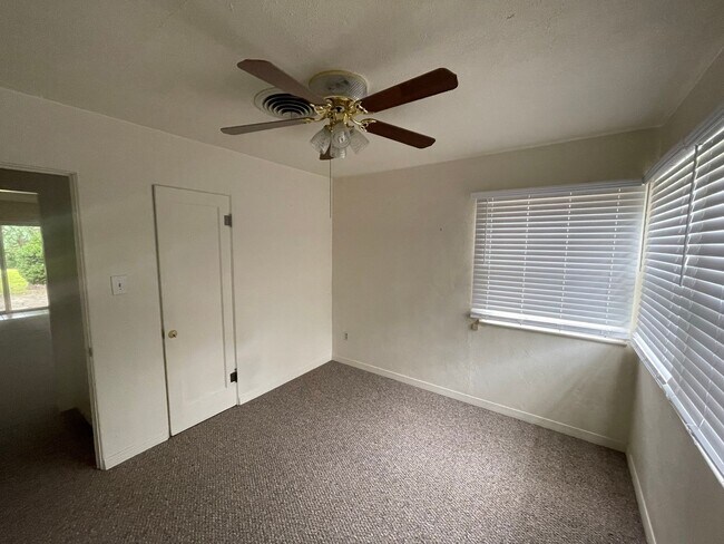 Building Photo - 3 Bedroom 1 Bath