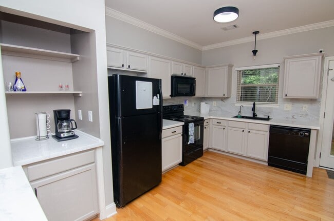 Building Photo - Furnished rental