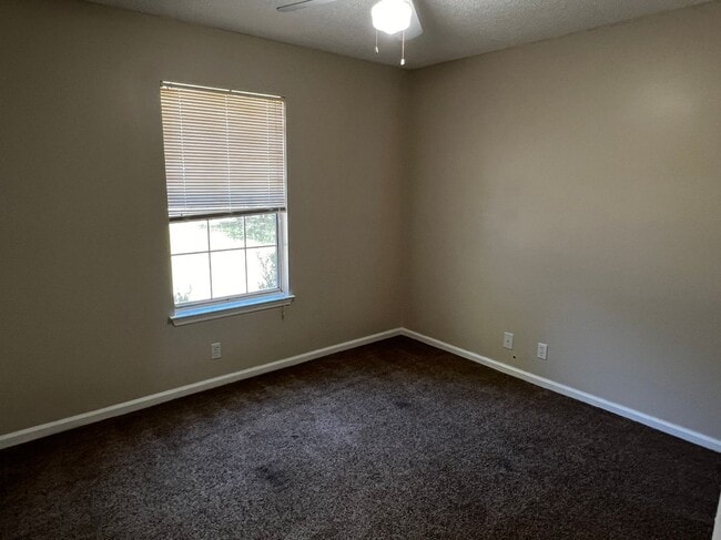 Building Photo - 105 Baytree Ct