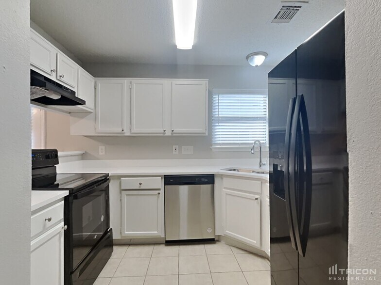 Building Photo - 561 Oxbow St