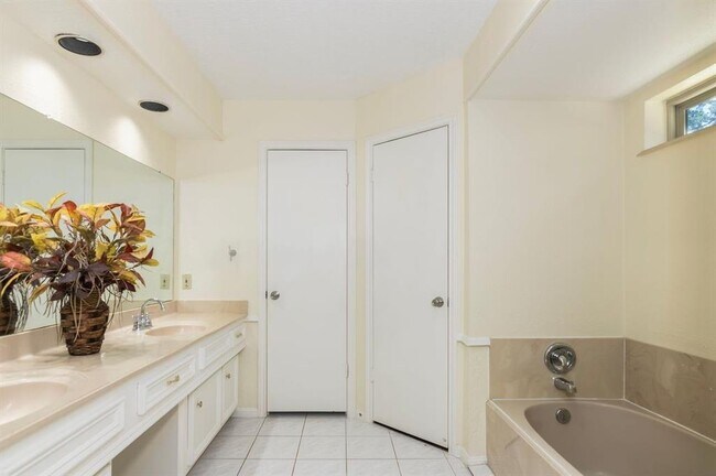 Building Photo - 13618 Jessica Ln
