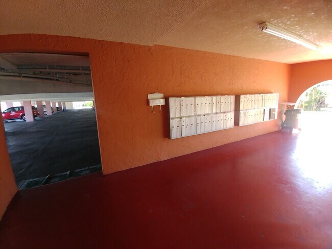 Building Photo - 1305 W 53rd St