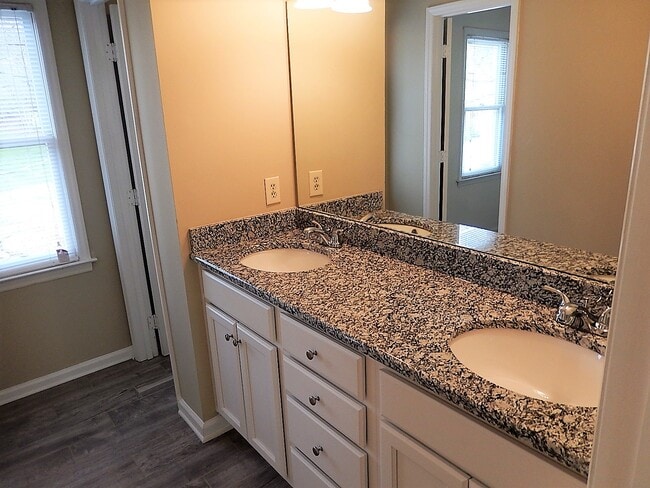 Building Photo - 502 Tyler Run Dr