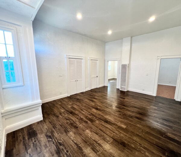 Building Photo - Bottom Unit with Tall Ceilings W/ Backyard
