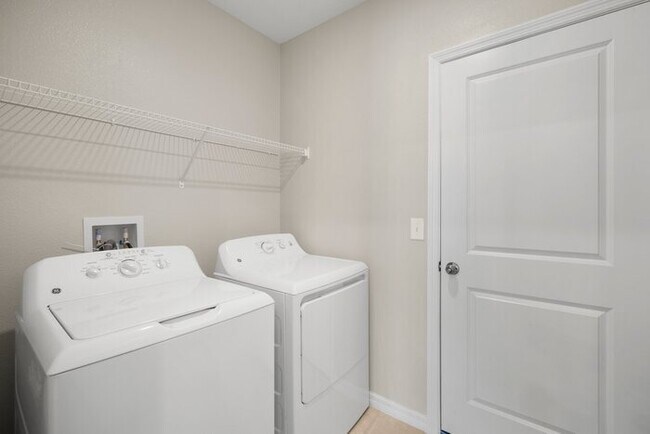 Building Photo - LIKE NEW Home For Rent in Belmont!