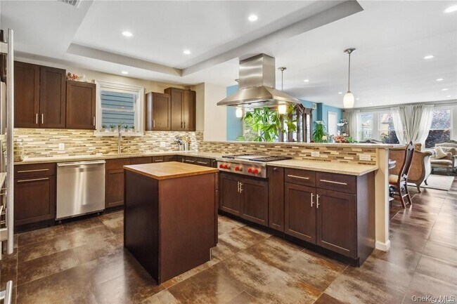 Building Photo - 225 E Walnut St