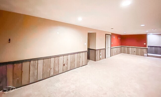 Building Photo - Charming 2-Level, 3 Bed 2 Bath Home In Much Sought After Chalet Woods Location