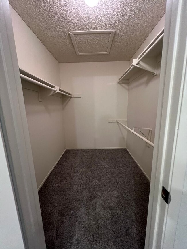 Building Photo - LOCATION! Move-in ready 2+2 w/parking, pool + balcony!