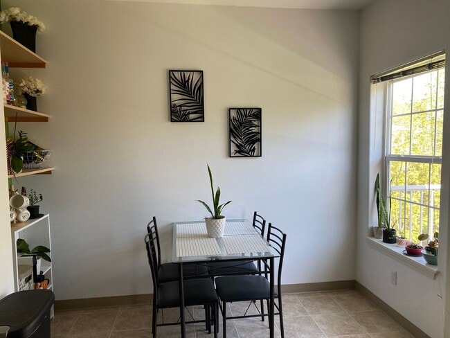 Building Photo - Location Location Location ~2 Bedroom 2.5 ...