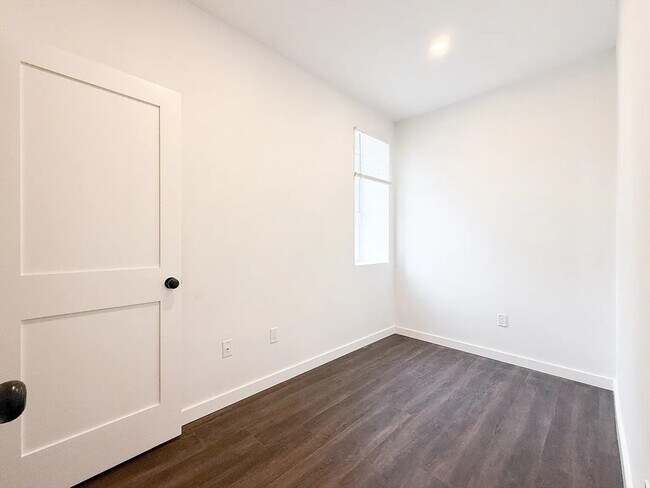 Building Photo - 71 Perrin St