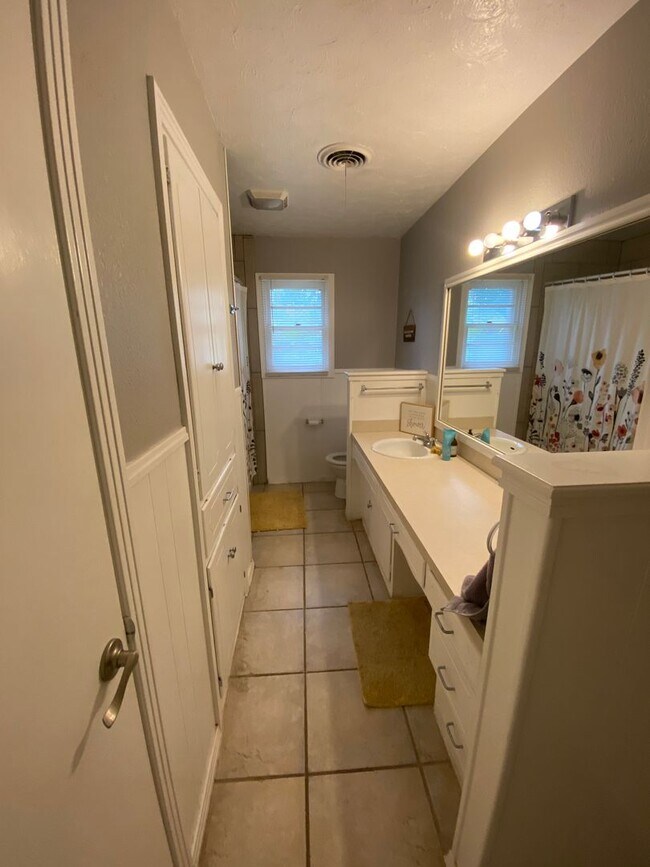 Building Photo - Great 3 Bedroom 2 Bathroom house with Bonu...