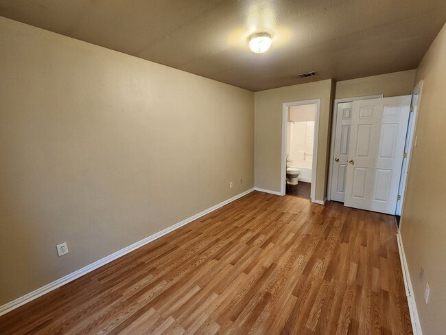 Building Photo - 3 Bedroom Duplex In South Fort Worth