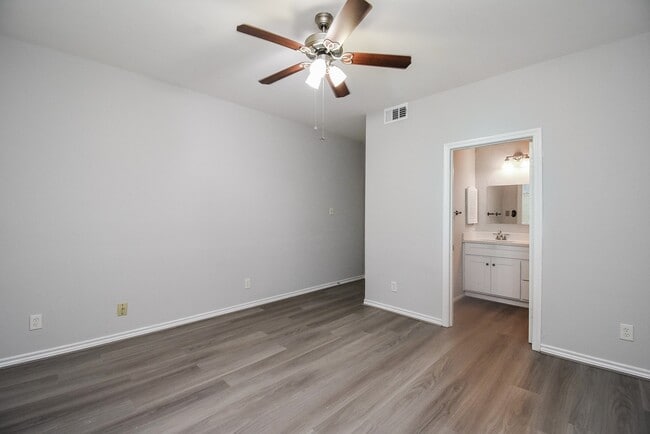 Building Photo - 201 Vanderpool Ln