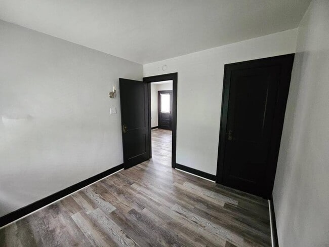 Building Photo - 949 Maple Ave