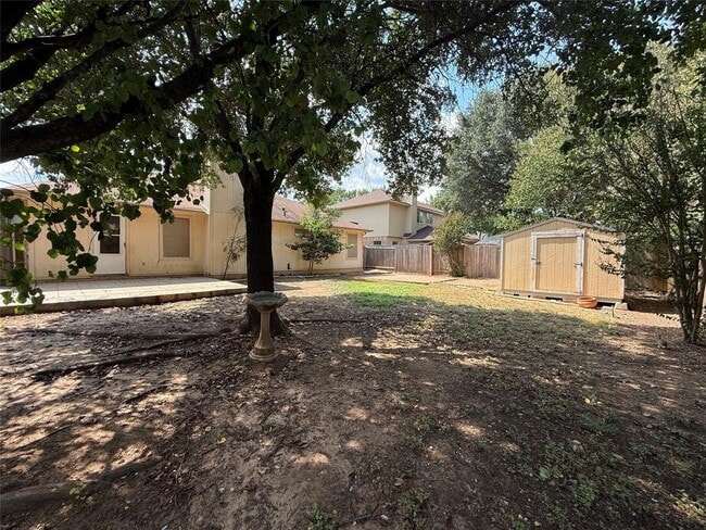 Building Photo - 1914 Hollow Ridge Dr