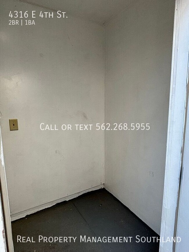 Building Photo - 2 Bedroom 1 Bath with Garage Space - Avail...