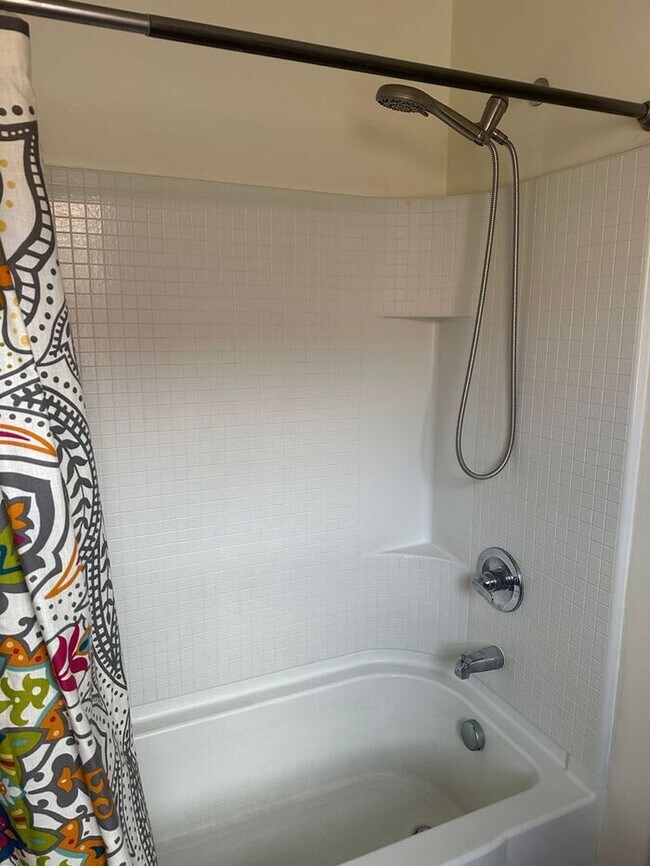 Building Photo - 1/2 MONTH FREE ON A 12 MONTH LEASE ! MOVE ...